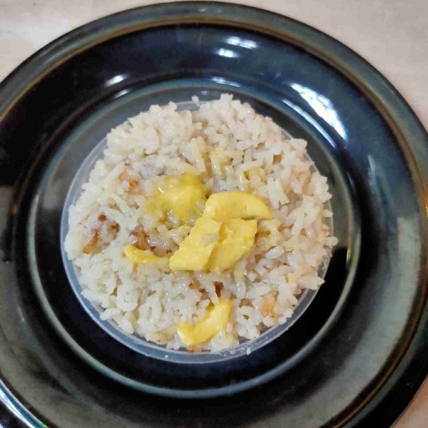 Sajikan nasi dalam piring, tambahkan mentega, ayam, dan sayuran.