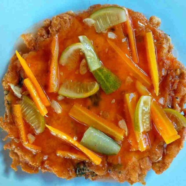 Sajikan dadar telur dan tuang saus asam manisnya.