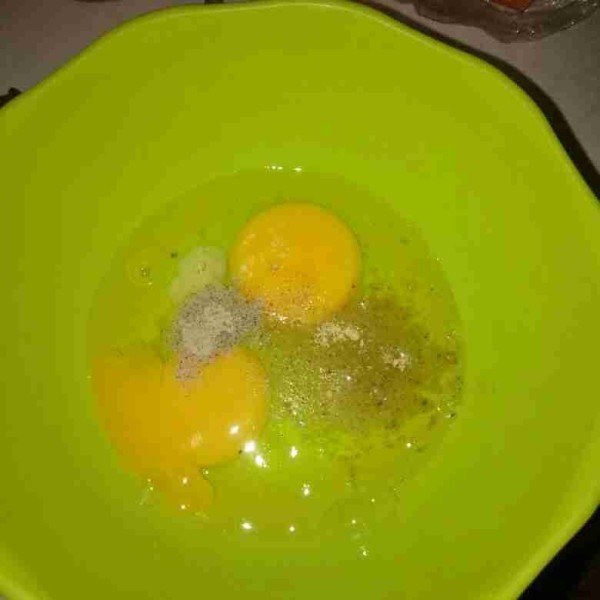 Di wadah lain kocok lepas telur dan bumbu (garam, lada bubuk dan kaldu bubuk).