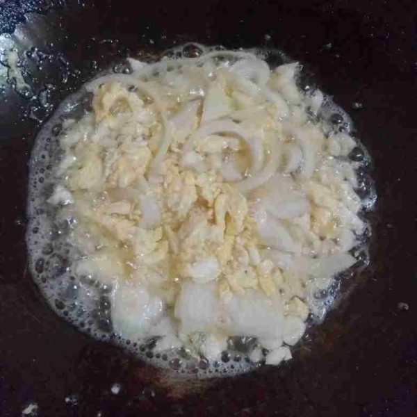 Panaskan minyak goreng. Tumis telur, bawang putih, dan bawang bombay hingga layu dan harum.