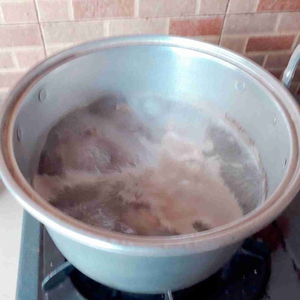Rebus ayam dengan air hingga mendidih.