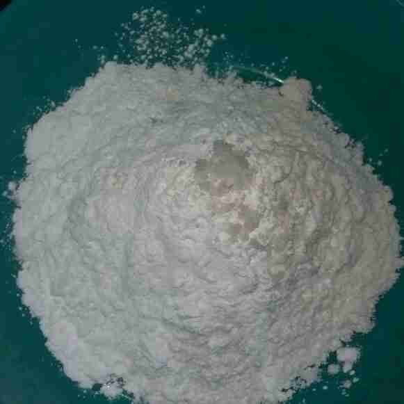 Buat kulit terlebih dahulu, campurkan semua bahan kulit kecuali air, aduk hingga tercampur rata.