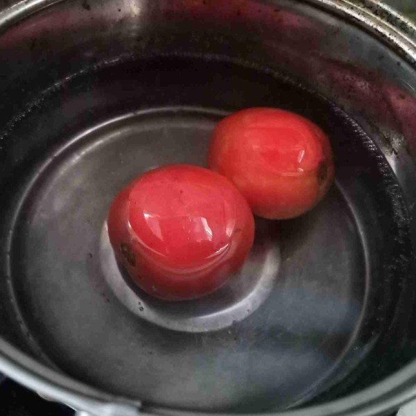 Didihkan air dan rebus sekitar 5 menit tomat, kemudian kupas dan blender hingga halus.