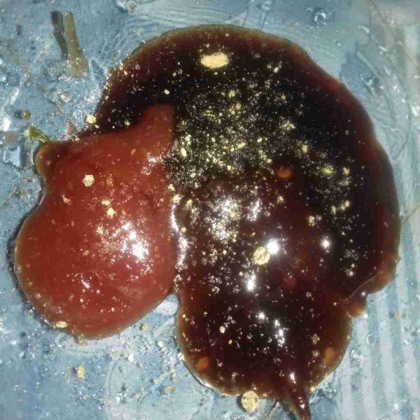 Lalu tambahkan saus tomat, kecap manis dan kaldu bubuk, aduk rata lalu masukkan minyak.