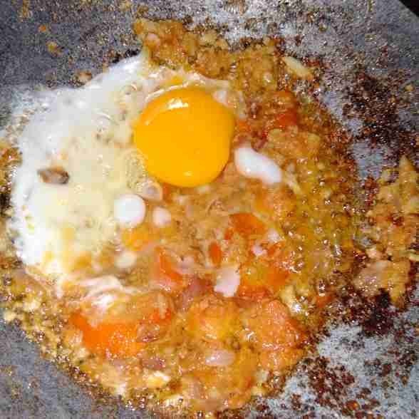 Panaskan wajan, masak bumbu halus dan telur hingga matang.