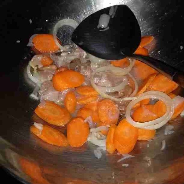 Tuang air, garam, gula dan merica bubuk. Masukkan wortel lalu masak hingga wortel matang.