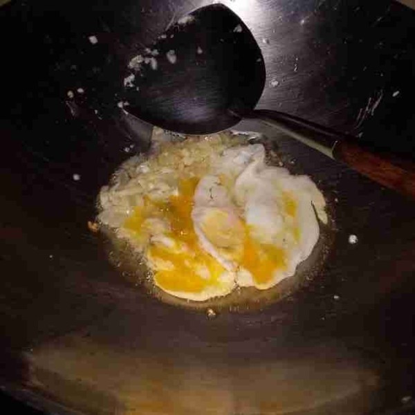 Tumis bawang putih dan bawang bombay hingga harum, kemudian ceplok telur. Orak-arik hingga telur matang, masukkan udang, masak hingga udang berubah warna.