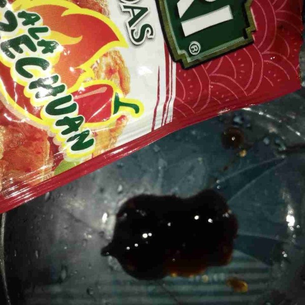 Masukkan saus szechuan ke dalam mangkok.