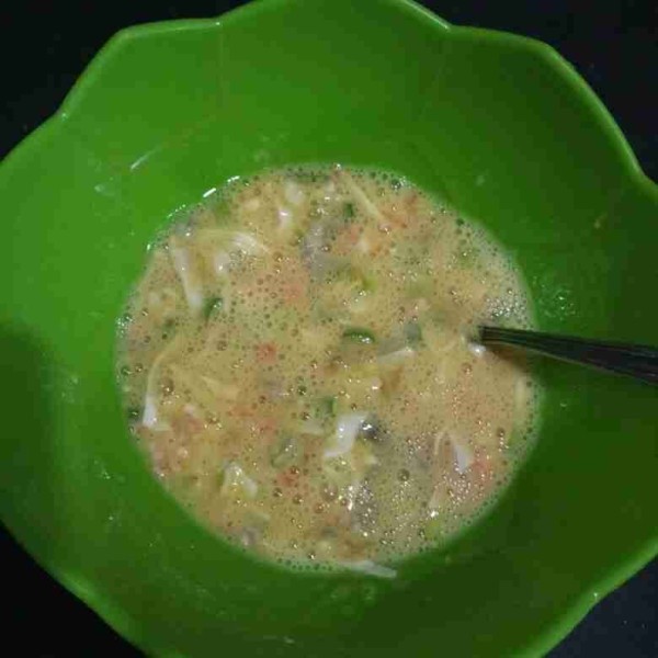 Masukkan kocokan telur, aduk hingga rata.