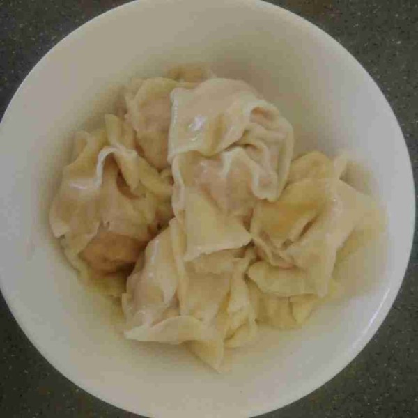 Tata pangsit mangkok, tambahkan caisim dan beri kuah. Kalian bisa menambahkan taburan daun bawang dan bawang goreng, siap dinikmati.