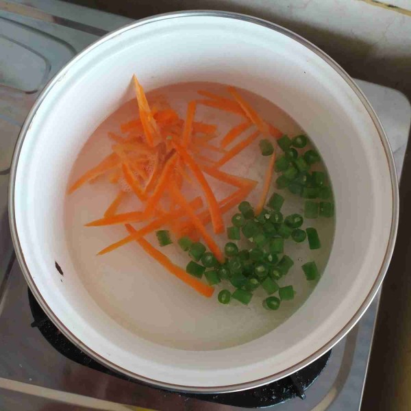 Buat saos asam manis: rebus wortel dan buncis hingga setengah matang, angkat dan tiriskan.