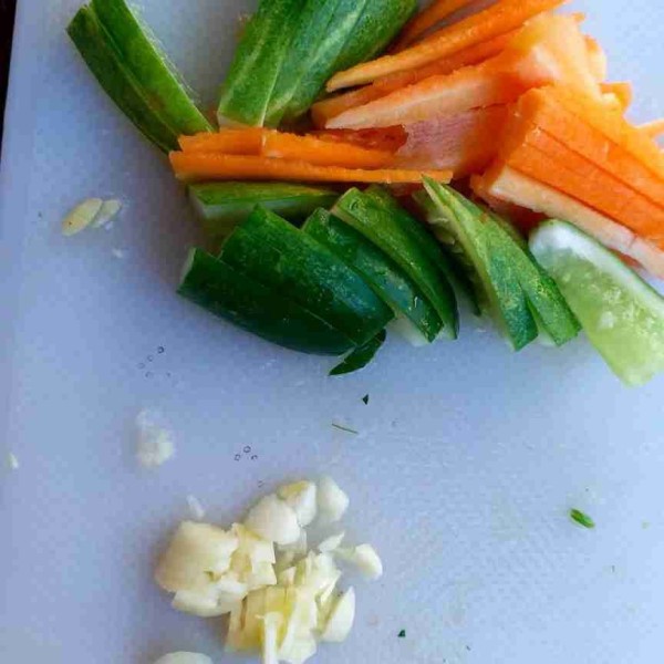 Geprek cincang bawang putih lalu potong korek timun dan wortel.