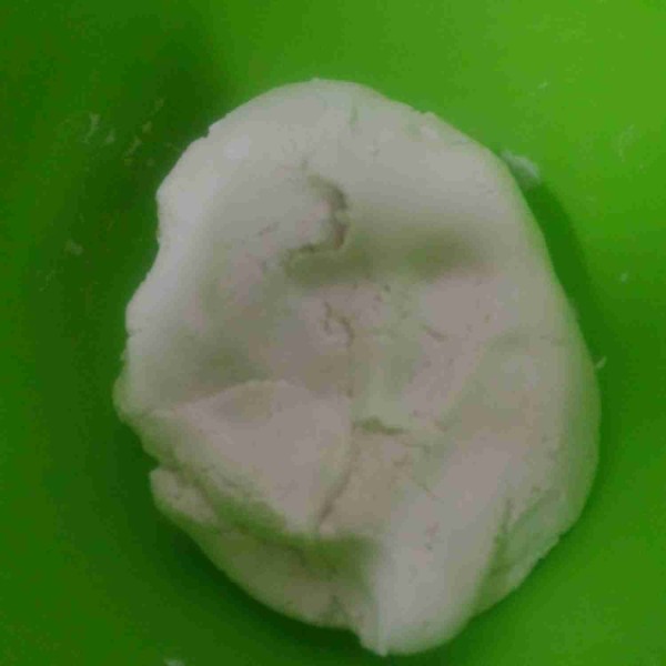 Campur tepung ketan dan tepung beras, tambahkan air sedikit demi sedikit sampai adonan bisa di bentuk (air tidak perlu sampai habis).