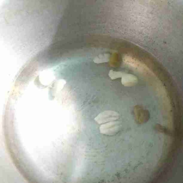 Rebus air sampai mendidih masukkan bawang putih dan jahe.
