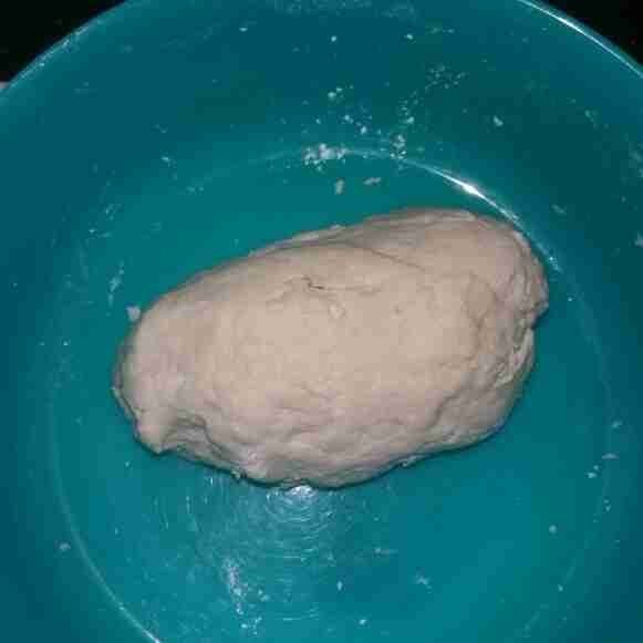 Tuang air sedikit demi sedikit hingga tepung membentuk adonan yang padat dan bisa dibentuk. Tutup adonan kemudian diamkan selama 10 menit.