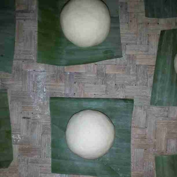 Alasi adonan dengan daun pisang. Tutup adonan dengan kain bersih dan diamkan selama 30 menit.