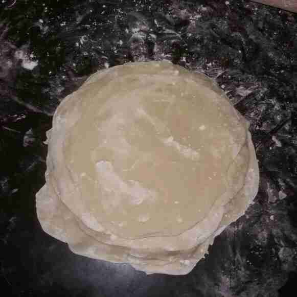 Ulangi langkah 5 hingga adonan kulit habis, sisihkan.