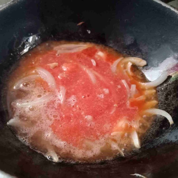 Setelah harum, masukkan tomat yang sudah diblender, tambahkan sedikit air, gula, garam, dan merica. Setelah mendidih, masukkan larutan maizena aduk hingga tercampur rata dan mengental.