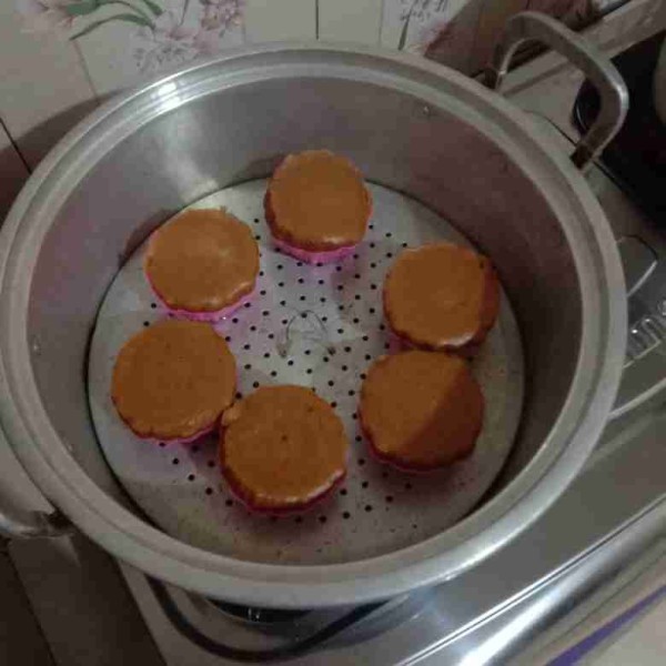 Panaskan kukusan, beri serbet pada tutupnya. Kukus selama 15 menit. Angkat lalu keluarkan dari cetakan dan siap disajikan.