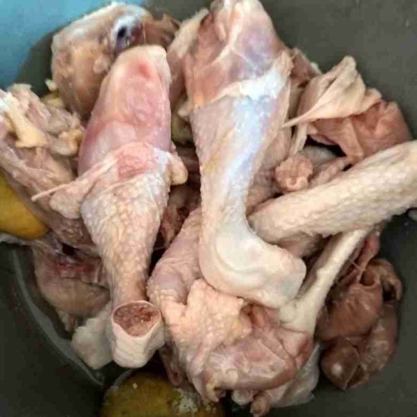 Cuci bersih ayam, lumuri dengan perasan jeruk nipis dan garam. Biarkan 30 menit, setelah itu bilas dan tiriskan.