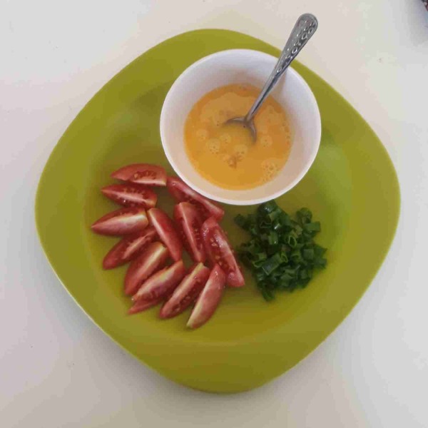 Potong -potong tomat dan daun bawang, kemudian kocok lepas telur.