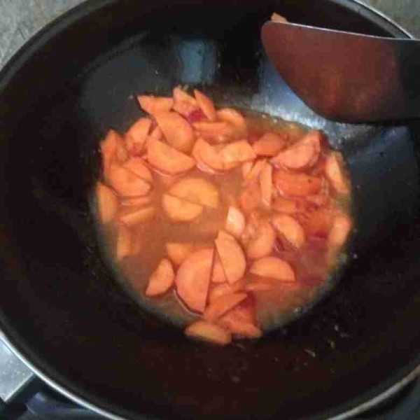 Masukkan wortel, masak sampai wortel setengah layu.