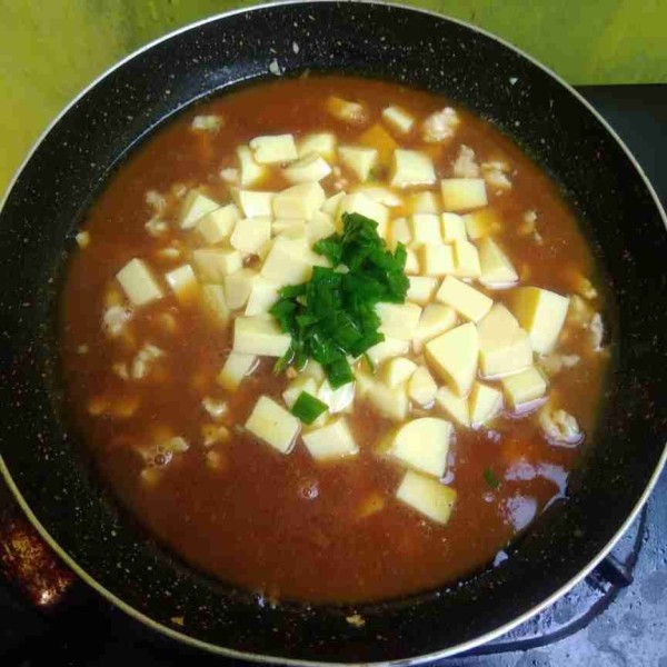 Masukkan tofu, daun seledri, daun bawang, dan campuran saus. Koreksi rasa lalu masak hingga mengental.