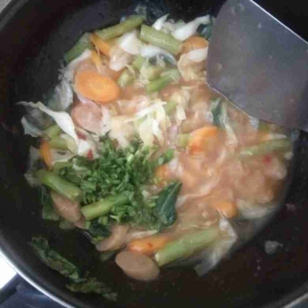 Masukkan larutan maizena, aduk rata. Tes rasa, angkat.