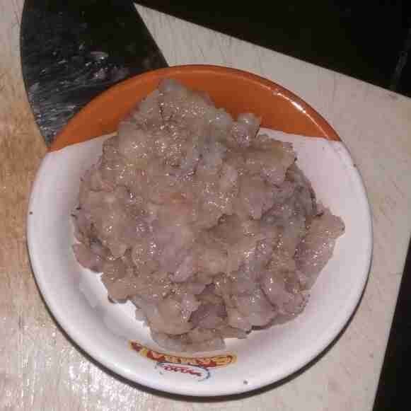 Selanjutnya membuat bahan isian, cuci bersih udang yang sudah dibuang kulit dan kepalanya, cincang.