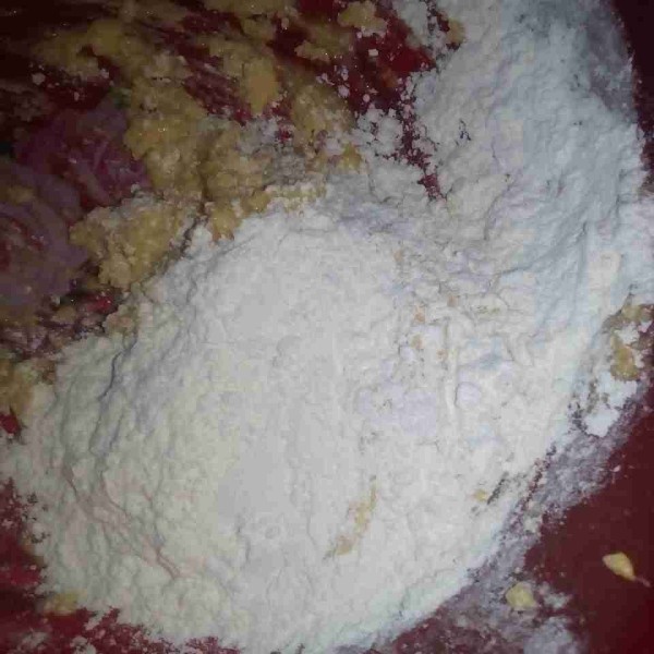 Masukkan 150 gr tepung terigu dan 1/4sdt garam lalu ratakan.
