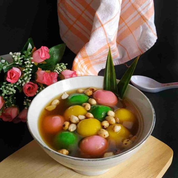 Cara penyajian: siapkan mangkuk, tata ronde dan siram dengan kuah dan taburi dengan kacang tanah sangrai.