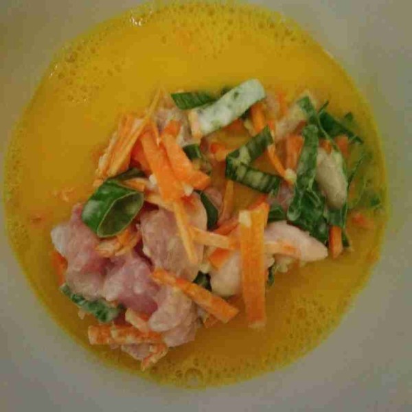 Campurkan adonan telur dan isian, aduk rata. Koreksi rasa dengan menggoreng sedikit saja.