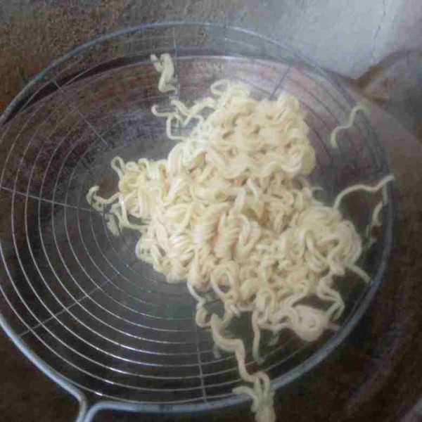 Rebus mie sampai matang, angkat tiriskan.