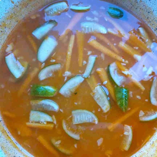 Tumis bawang putih sampai wangi lalu tuang saus, sayuran, air, dan gula singkong, aduk-aduk. Terakhir tuangkan larutan maizena, aduk hingga mengental.