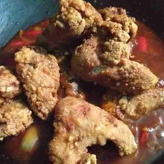 Masukkan sayap ayam goreng, aduk rata.