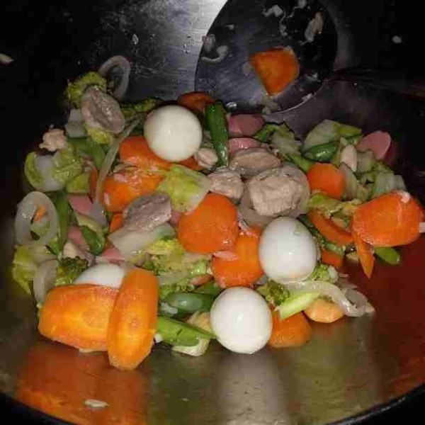 Masukkan saos tiram, brokoli,dan telur puyuh. Masak hingga semua sayuran matang sempurna.