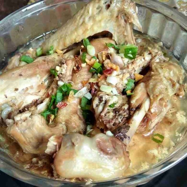 Jika sudah selesai, angkat dan taburi dengan daun bawang dan bawang putih goreng.