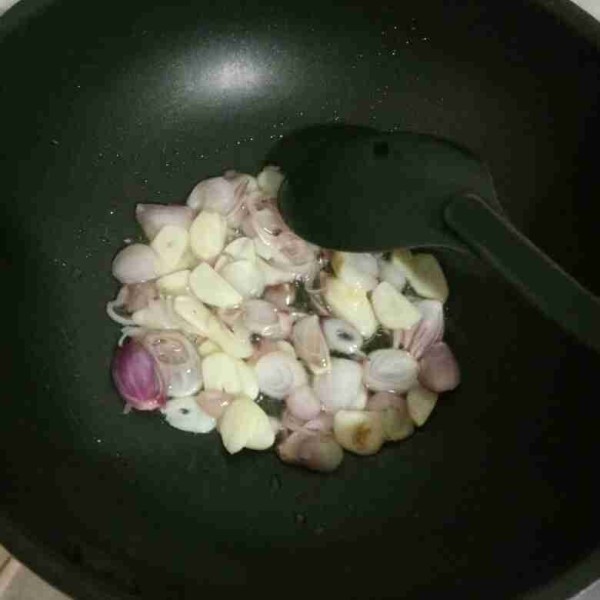 Panaskan minyak goreng kemudian tumis bawang merah dan bawang putih hingga harum.