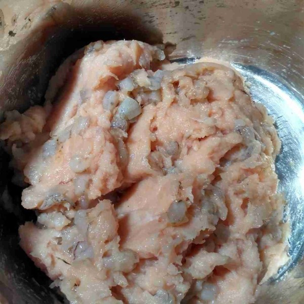 Boleh campur dengan sendok atau garpu atau bisa juga dengan tangan, lalu siapkan bumbu-bumbu.