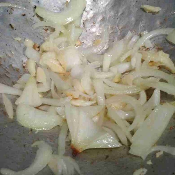 Tumis bawang bombay dan bawang putih hingga harum.