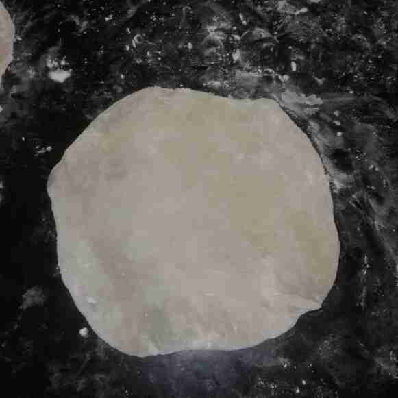 Ambil sedikit adonan, bulatkan pipih lalu gilas tipis menggunakan rolling pin.