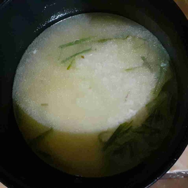 Tuang air kaldu yang sudah dimasak. Tanak nasi dalam rice cooker.