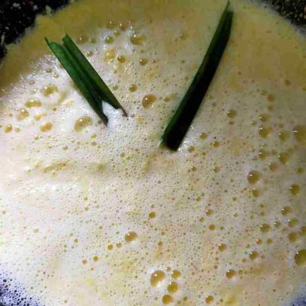 Ambil separuh blender sampai halus dengan 500 ml air lalu masak.