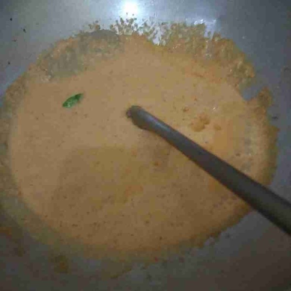 Masak kacang halus bersama daun jeruk hingga sedikit kering dan mengeluarkan minyak.