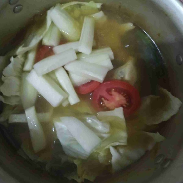 Masukkan juga potongan timun, kubis, dan tomat.