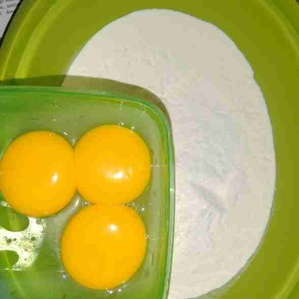 Siapkan tepung premix di dalam satu wadah masukan kuning telur.