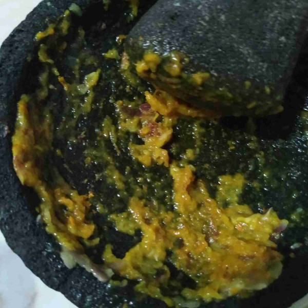 Uleg semua bumbu, kecuali serai.