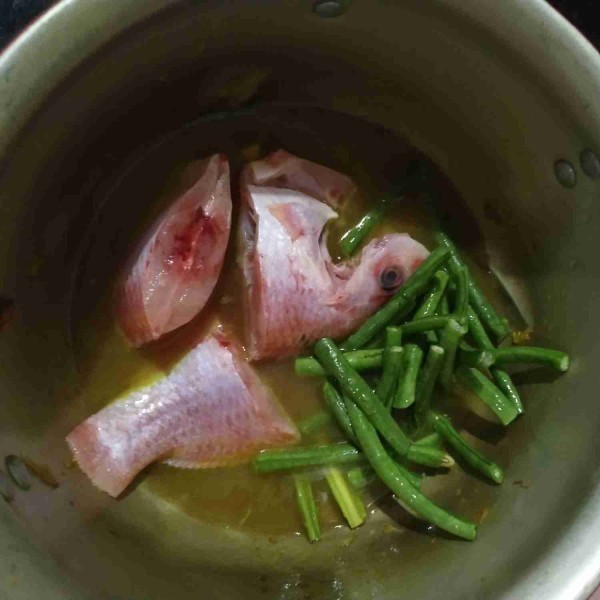Masukkan ikan dan kacang panjang, masukkan air.