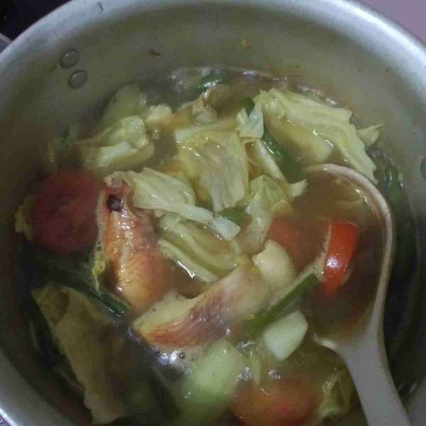 Beri garam dan gula pasir sesuai selera dan masak hingga matang.