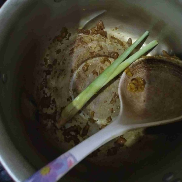 Masukkan serai yang sudah digeprek.